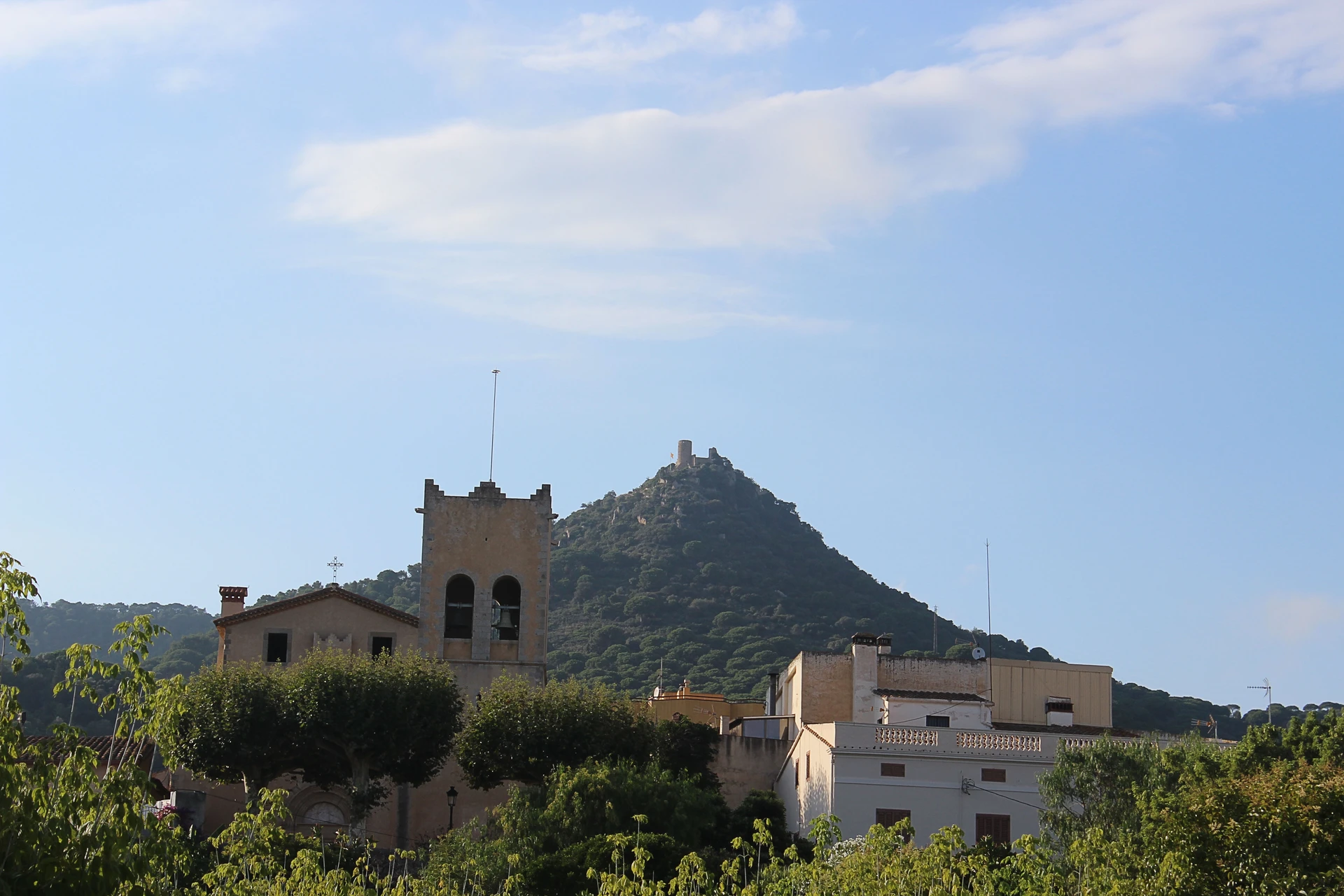 Maria planas aulet - Costa del Maresma  - Al fons el Castell de Burriac, Cabrera de Mar.