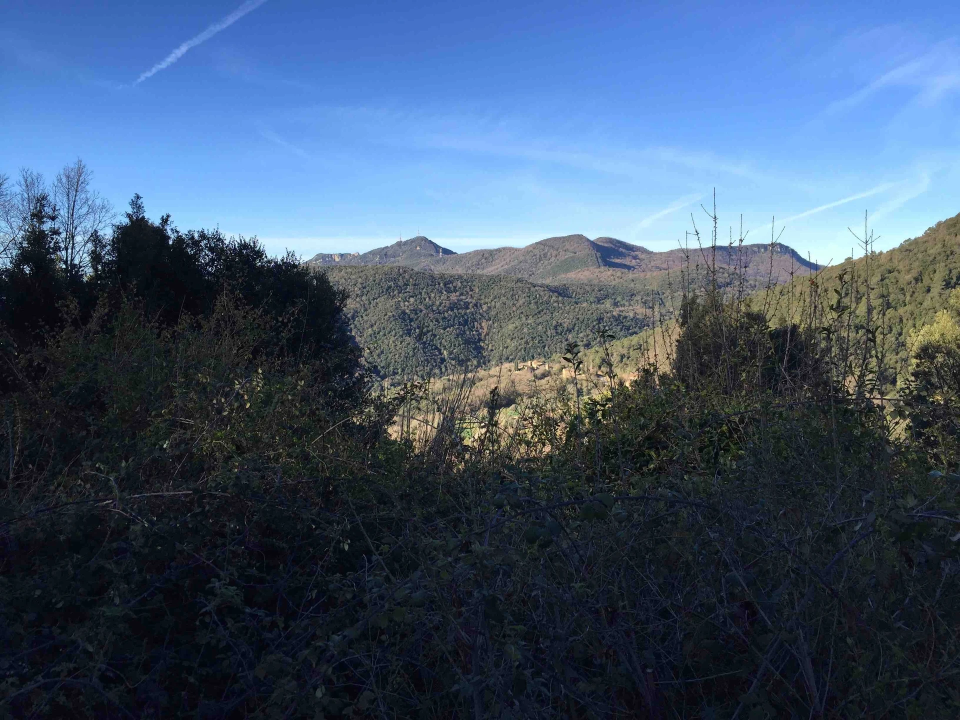 Ermita de Sant Nicolau - Cingles de Golany - Roca Barret - Santuari de Rocacorba - Puigsou (Sostre Comarcal del Gironès)